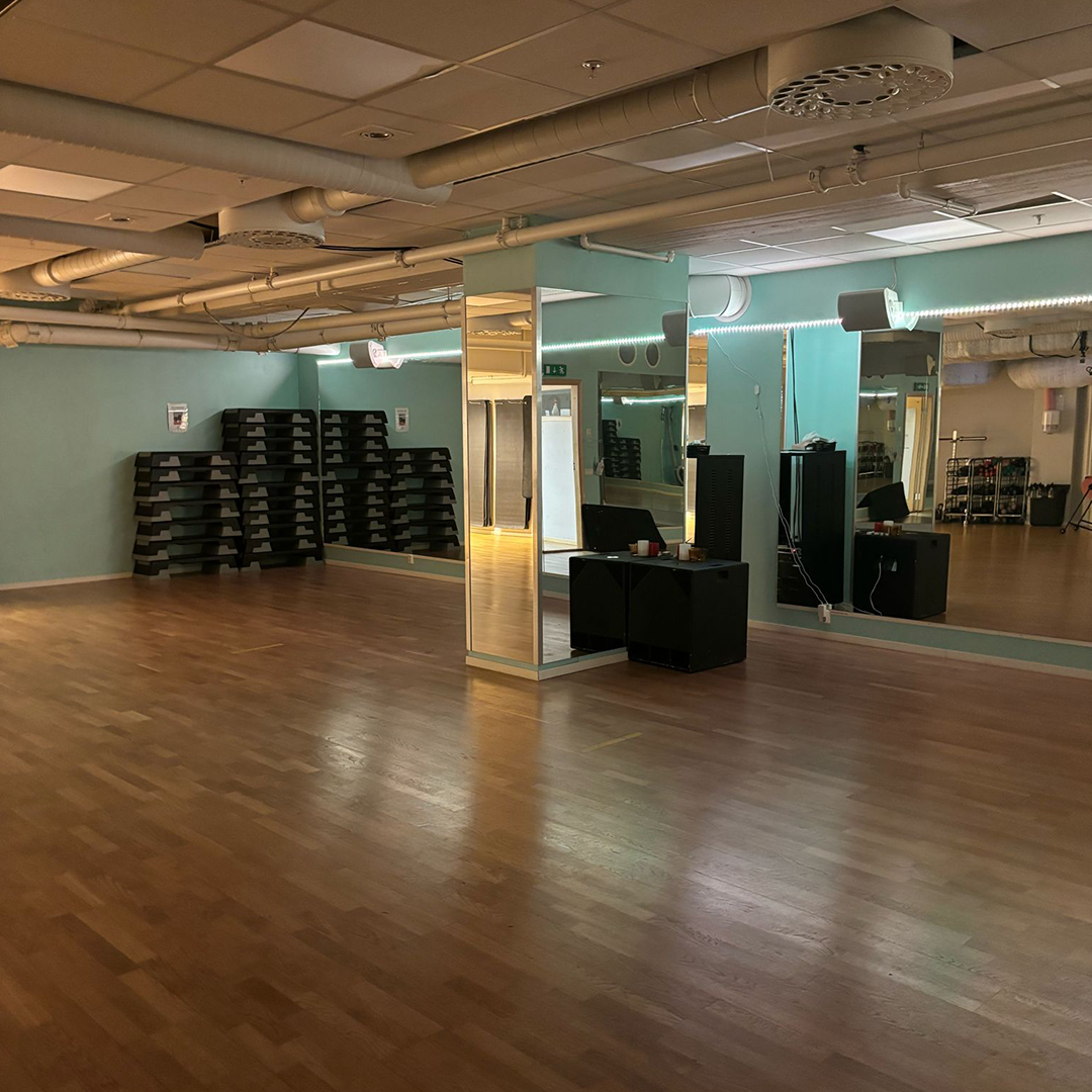 Ljus sal för gruppträning och rehabilitering